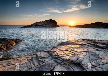 Coucher de soleil sur la côte de Cornwall sur barres rocheuses près de Porthcothan Banque D'Images