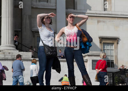 Londres, Royaume-Uni. 16 Septembre, 2014. Météo britannique. Les Londoniens profitez d'une journée chaude et ensoleillée à Trafalgar Square à Londres à la hausse des températures : Crédit amer ghazzal/Alamy Live News Banque D'Images