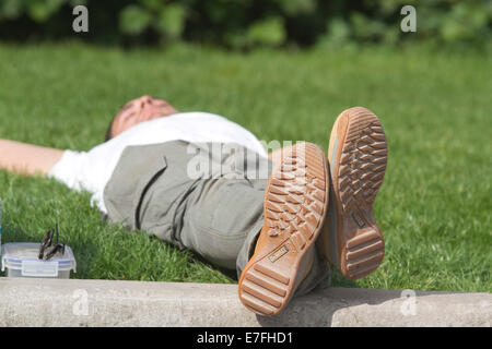 Londres, Royaume-Uni. 16 Septembre, 2014. Météo britannique. Les Londoniens profitez d'une journée chaude et ensoleillée à Trafalgar Square à Londres à la hausse des températures : Crédit amer ghazzal/Alamy Live News Banque D'Images