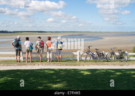 Les visiteurs qui donne sur la Baie de Somme, Le Crotoy, Picardie, France, Europe Banque D'Images