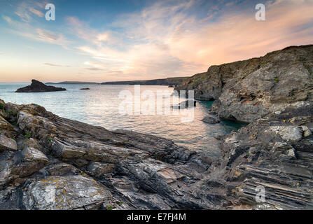 Coucher de soleil sur la côte près de Cornwall - Porthcothan entre Newquay et Padstow Banque D'Images