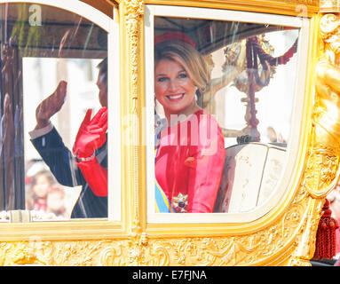 La Haye. 16 Sep, 2014. Photo prise le 16 septembre 2014 illustre reine néerlandaise Maxima assis dans le car d'or de la famille royale néerlandaise au cours de la parade annuelle de l'île journée ou le jour du budget, à la Haye, aux Pays-Bas. Credit : Sylvia Lederer/Xinhua/Alamy Live News Banque D'Images