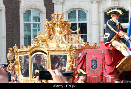 La Haye. 16 Sep, 2014. Photo prise le 16 septembre 2014 montre le car d'or de la famille royale néerlandaise au cours de la parade annuelle de l'île journée ou le jour du budget, à la Haye, aux Pays-Bas. Credit : Pan Zhi/Xinhua/Alamy Live News Banque D'Images