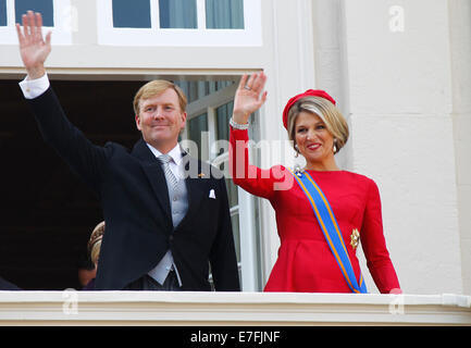 La Haye, Prince jour ou le budget 24. 16 Sep, 2014. Roi néerlandais Willem-Alexander (L) et de la Reine Maxima vague à personnes sur le balcon de Palais Noordeinde à La Haye, Pays-Bas, le jour ou le Prince le jour du budget, le 16 septembre 2014. Credit : Sylvia Lederer/Xinhua/Alamy Live News Banque D'Images