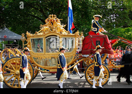 La Haye. 16 Sep, 2014. Photo prise le 16 septembre 2014 montre le car d'or de la famille royale néerlandaise au cours de la parade annuelle de l'île journée ou le jour du budget, à la Haye, aux Pays-Bas. Credit : Sylvia Lederer/Xinhua/Alamy Live News Banque D'Images