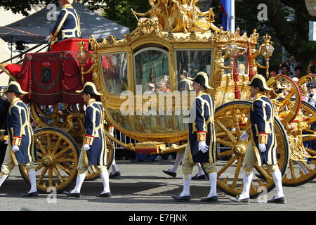 La Haye. 16 Sep, 2014. Photo prise le 16 septembre 2014 montre le car d'or de la famille royale néerlandaise au cours de la parade annuelle de l'île journée ou le jour du budget, à la Haye, aux Pays-Bas. Credit : Sylvia Lederer/Xinhua/Alamy Live News Banque D'Images