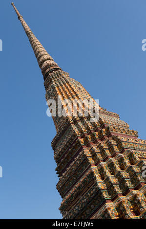 Stupas (Chedis) à Wat Pho temple bouddhiste dans le quartier de Patong Beach, Thaïlande Bangkok Banque D'Images