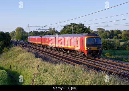 Classe 325 Mal royal no 325008 se dirige vers le sud par la côte ouest bankon rouge avec une ligne principale à warrington service de courrier sur crewe Banque D'Images