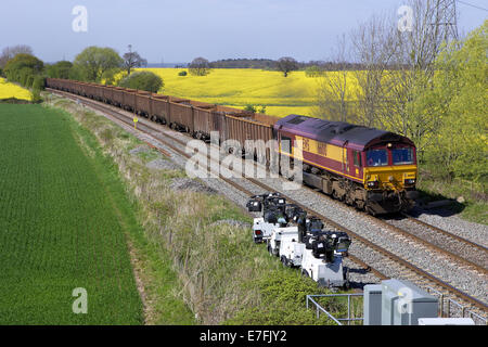 Classe 66 DBS no. 66100 passe Portway nr Tamworth avec un train à partir de la ferraille en direction sud sur beeston 16/04/14. Banque D'Images