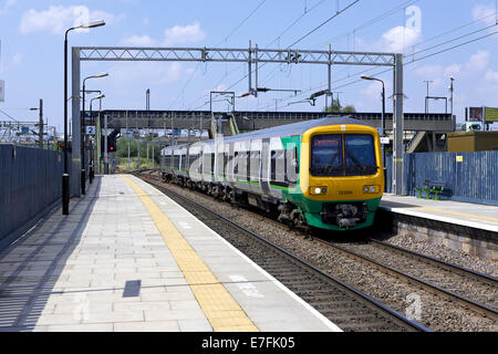 London Midland class 323 no. 323206 s'arrête à Bescot Stadium avec 2A61 1245 à Walsall service de Birmingham New Street le 24/07/14. Banque D'Images