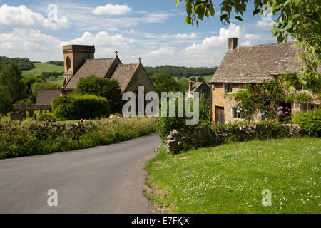 St Barnabas Church et rose couverts cotswold cottage, Snowshill, Cotswolds, Gloucestershire, Angleterre, Royaume-Uni, Europe Banque D'Images