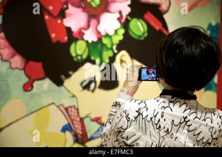 Femme japonaise en photo avec téléphone appareil photo à Junichi Nakahara exposition d'art, show. Kyoto, Japon, Asie Banque D'Images