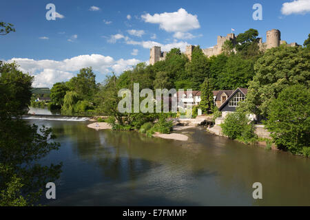 Ludlow Castle au-dessus de la rivière teme, Ludlow, Shropshire, Angleterre, Royaume-Uni, Europe Banque D'Images