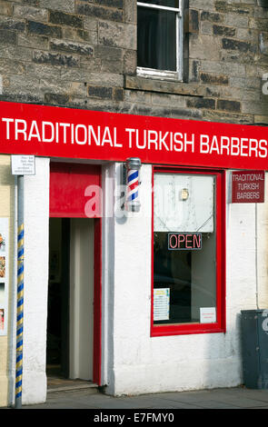 Un bain turc traditionnel, un barbier opérant en haute rue dans un village écossais près d'Édimbourg. Banque D'Images