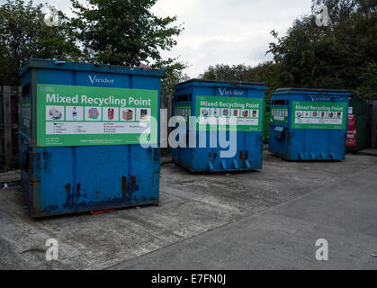 Les grands conteneurs de recyclage de déchets en mélange dans un parking de supermarché Banque D'Images