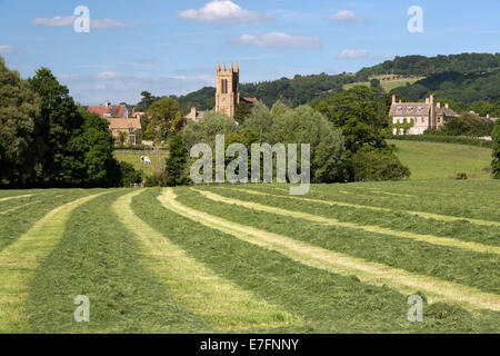 Vue sur le village et St Michael et Tous les Anges et de poisson Hill, Broadway, Worcestershire, Angleterre, Royaume-Uni, Europe Banque D'Images