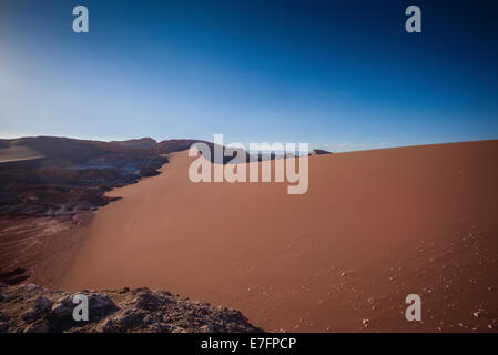 Dunes de sable dans la vallée de la Lune, Désert d'Atacama, au Chili. Banque D'Images