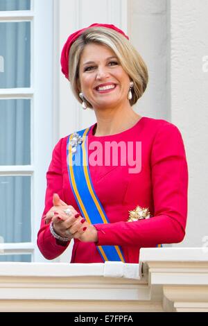 La Haye, aux Pays-Bas. 16 Sep, 2014. Maxima la reine au balcon du Palais de Noordeinde après la cérémonie, le Prinsjesdag année parlementaire néerlandais à La Haye, Pays-Bas, 16 septembre 2014. Photo : Patrick van Katwijk AUCUN SERVICE DE FIL/dpa/Alamy Live News Banque D'Images