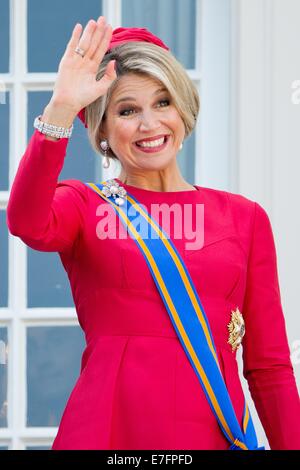 La Haye, aux Pays-Bas. 16 Sep, 2014. Maxima la reine au balcon du Palais de Noordeinde après la cérémonie, le Prinsjesdag année parlementaire néerlandais à La Haye, Pays-Bas, 16 septembre 2014. Photo : Patrick van Katwijk AUCUN SERVICE DE FIL/dpa/Alamy Live News Banque D'Images