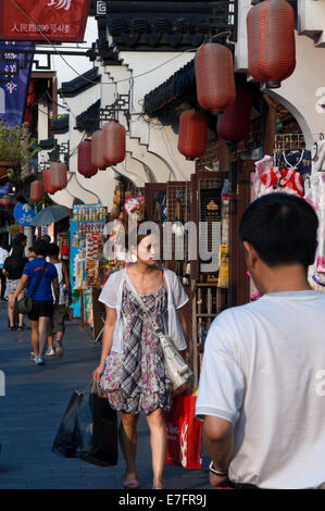 Shopping autour de petites boutiques de la vieille ville, Shanghai, Chine. La vieille ville de Shanghai, Shànghăi Lăo Chéngxiāng, aussi anciennement k Banque D'Images