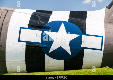 Rayures d'invasion noir et blanc du jour J sur le fuselage d'une troupe de transport d'avion USAAF Douglas C 47 Dakota Banque D'Images