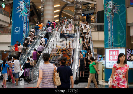 L'intérieur du centre commercial Super Brand. Pudong, Shanghai, Chine. Quartiers commerciaux de Shanghai est entrée dans les rues, comme à l'Est Banque D'Images