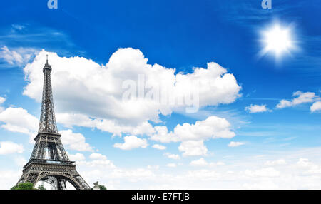 La Tour Eiffel (La Tour Eiffel) contre ciel nuageux ciel bleu. Champ de Mars, Place d'intérêt à Paris, de l'Europe Banque D'Images