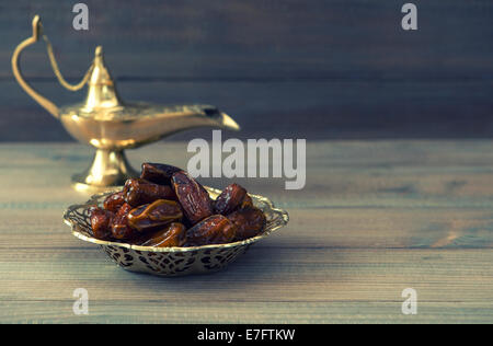 In golden bowl et lampe arabe sur fond de bois. Retro style tonique photo Banque D'Images