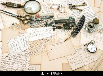 Vieux français manuscrites, lettres et cartes postales vintage accessoires de bureau papier fond nostalgique. Banque D'Images