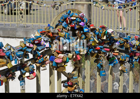 Cadenas fermé de toutes tailles sur le parapet d'un pont comme un geste symbolique de l'amour par des couples, Prague, République tchèque. Banque D'Images