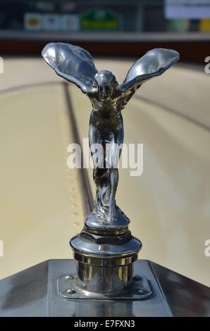 Spirit of Ecstasy sur l'ornement de capot de voiture Rolls Royce vintage Banque D'Images