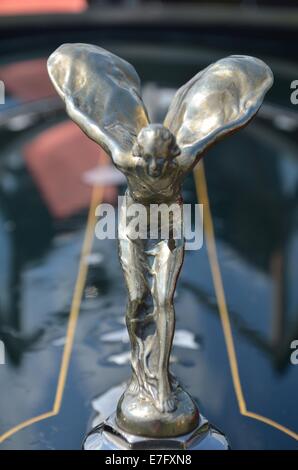 Spirit of Ecstasy sur l'ornement de capot de voiture Rolls Royce vintage Banque D'Images