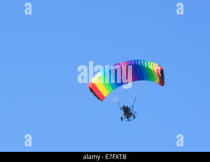 Vol parapente propulsé sous ciel bleu Banque D'Images