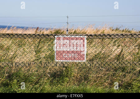 Garder hors des falaises dangereuses signe. Banque D'Images