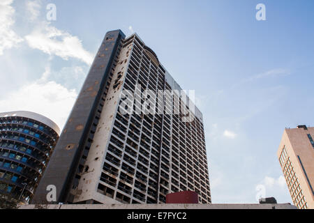 Immeuble de grande hauteur qui a été gravement endommagé et brûlé pendant la guerre civile libanaise, à Beyrouth-centre (centre-ville). Banque D'Images