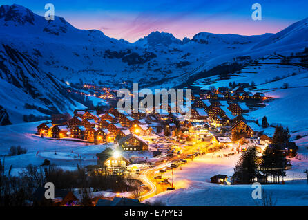 Paysage du soir et de la station de ski dans les Alpes françaises,Saint Jean d'Arves, France Banque D'Images