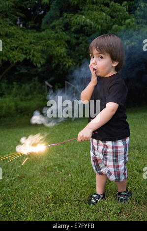 Toddler Playing with Sparkler le jour de l'indépendance dans l'Indiana Banque D'Images