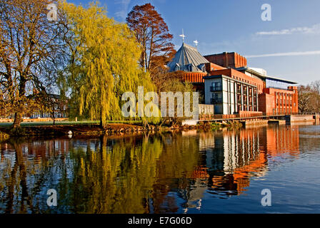 La refonte du Royal Shakespeare Theatre, le long de la rivière Avon à Stratford upon Avon avec reflets dans la rivière. Banque D'Images