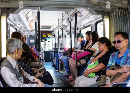 Honolulu Hawaii,Oahu,Hawaiian,TheBus,bus,bus,entraîneur,riders,passagers rider riders,homme asiatique hommes,seniors citoyens citoyens,pensionné,p Banque D'Images