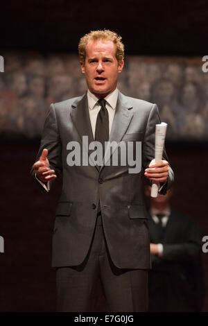 Le jeu 'Le Roi Charles III', Wyndham Theatre, Londres. Avec Adam James comme PM M. Evans. Banque D'Images