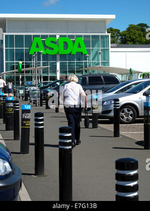 Supermarché Asda Bearsden et parking Banque D'Images