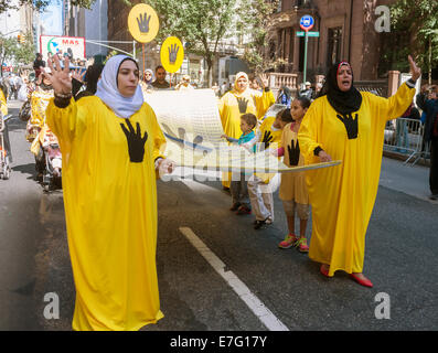 Mars musulmans donnant l 'hommage à quatre doigts pour afficher leur solidarité avec les Frères Musulmans égyptiens Banque D'Images