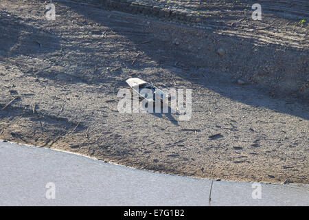 Los Angeles, CA, USA. 16 Sep, 2014. Un petit bateau à l'eau à la base du barrage de la rivière San Gabriel dans le comté de Los Angeles dans l'Angeles National Forest Crédit : Duncan Selby/Alamy Live News Banque D'Images