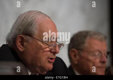 Le sénateur Carl Levin, président de la Commission des forces armées du Sénat, donne son discours d'ouverture devant le secrétaire à la défense Chuck Hagel et Président du Comité des chefs d'état-major général Martin Dempsey témoigner devant le comité sur la colline du Capitole, le 16 septembre 2014 à Washington, DC. Hagel et Joint Chiefs Président Général Martin Dempsey a témoigné sur le plan du Président de frapper des cibles de l'État islamique en Syrie et en Irak. Banque D'Images