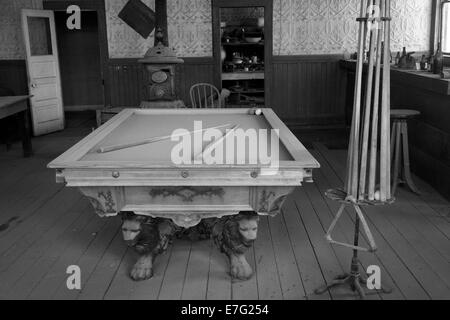 Vieille table de billard, froment et Hôtel Hollis, Bodie Ghost Town ( altitude 8379 ft / 2554 m ), la partie Est de la Sierra, en Californie, USA Banque D'Images