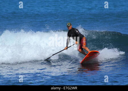 Un stand up paddleboarder (SUP) jouit d'un surfer sur l'océan Indien des vagues à Cottesloe Beach, Cottesloe du Sud, l'ouest de l'Australie. Banque D'Images