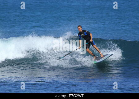 Un stand up paddleboarder (SUP) jouit d'un surfer sur l'océan Indien des vagues à Cottesloe Beach, Cottesloe du Sud, l'ouest de l'Australie. Banque D'Images