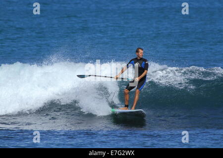 Un stand up paddleboarder (SUP) jouit d'un surfer sur l'océan Indien des vagues à Cottesloe Beach, Cottesloe du Sud, l'ouest de l'Australie. Banque D'Images