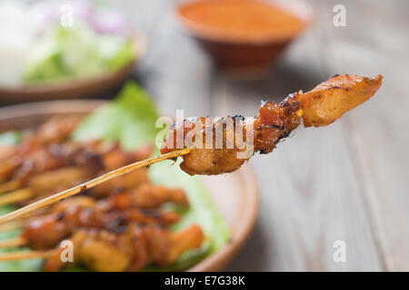 Près de délicieux poulet satay sur table à manger en bois, l'un des fameux plats locaux. Banque D'Images