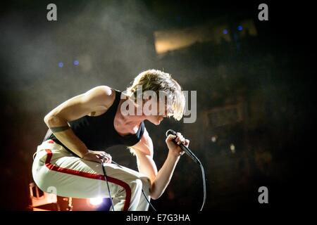 Toronto, Ontario, Canada. 16 Sep, 2014. Chanteur Matt Shultz du groupe de rock américain Cage l'Elefant' perfoms au Centre Air Canada à Toronto. Crédit : Igor/Vidyashev ZUMA Wire/Alamy Live News Banque D'Images